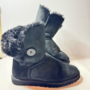 UGG Bailey Button 5803 Womens Sz9 Black Sheepskin Suede Warm Short Winter Boots